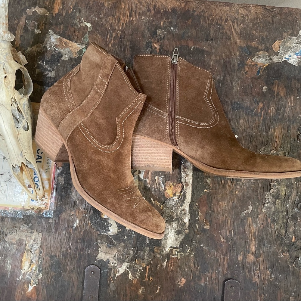 NEW DOLCE VITA silma booties in truffle